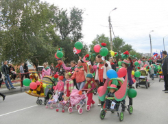 На Арбузном фестивале в Камышине в «параде колясок» можно проехать и на... самокате! 