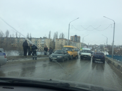 Бородинский мост в Камышине сковала пробка: в ДТП попали сразу три автомобиля