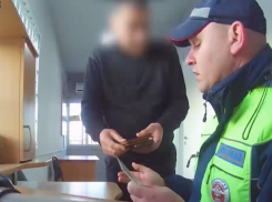 Двое мужчин попытались дать взятку полицейским на трассе в Камышинском районе и стали фигурантами уголовного дела (ВИДЕО) 