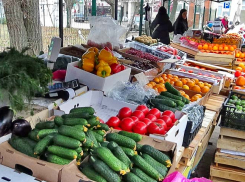 Пять продуктов внезапно подешевели к Новому году в Волгоградской области, а взметнулись в цене огурцы и помидоры