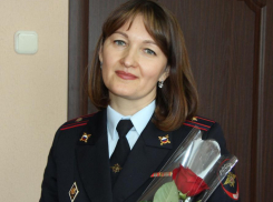 Этой женщине в погонах так к лицу букет цветов!