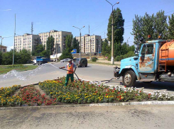 В Камышине озеленители, как могут, спасают сгоревшие на клумбах под палящим солнцем цветы