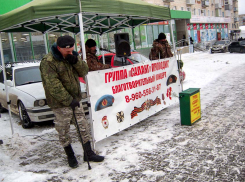В Камышине в праздничные дни дают уличные концерты мужчины, называющие себя «афганской» творческой группой