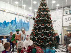 В Камышине новогодний утренник для ребятишек, чьи отцы погибли на СВО, всех окунул в радость детства