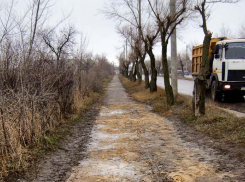 После публикации «Блокнота Камышина» тротуар по улице Текстильной посыпали песком