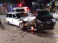 В Камышине на перекрестке столкнулись иномарка и отечественная легковушка, в больницу попала пассажирка «ВАЗа»