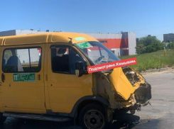 В Камышине попала в ДТП маршрутка у гипермаркета