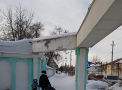 В Камышине в городском парке с горки не съедешь, а на голову у входа может упасть штукатурка, - камышанин