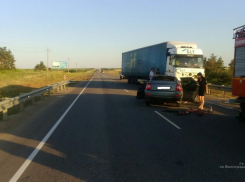 На трассе между Камышином и Волгоградом на «встречке» «Лада Приора» врезалась в КАМАЗ, водитель скончался на месте