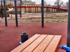 Обновленный парк Текстильщиков еще не сдали, а скамейки в нем уже испортили