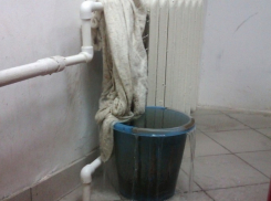 Камышан оставляют один на один с лопнувшими батареями, из которых хлещет вода, а чиновники рапортуют, что все о*кей