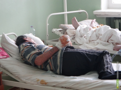 В центральную городскую больницу Камышина доставлен пенсионер, который по пьянке после «геройской» речи сам себя полоснул ножом