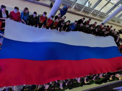 В Камышине в честь «Крымской весны» развернули огромный триколор