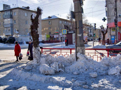 Грязный снег спрессовался в комья, когда его вывезут с центральных улиц? - камышанка