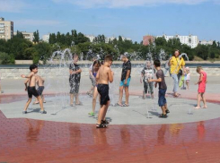 У нового фонтана на набережной Камышинки установили видеонаблюдение, а то он рискует не дожить до официального открытия на Арбузном фестивале