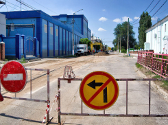 В Камышине перекрыли часть дороги по улице Советской у ЦКД «Дружба»