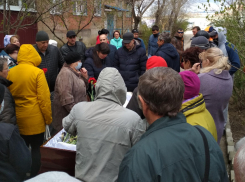 В Камышине ветераны-краностроители пришли проводить в последний путь бывшего секретаря парткома предприятия Владимира Яншина