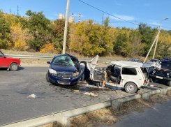 В Камышине в соцсетях набирают просмотры видеоролик и фотоснимки группы «Подсмотрено. Камышин» о серьезной аварии  на улице Рязано-Уральской сегодня, 3 октября (ВИДЕО)