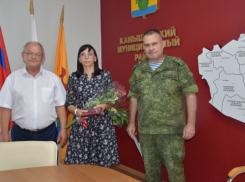 Глава Камышинского района Алексей Самсонов передал государственную награду вдове погибшего в СВО бойца