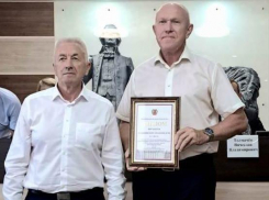 Спикер Владимир Пономарев предстал на очередном фото с дипломом Камышинской городской думе за отличную работу