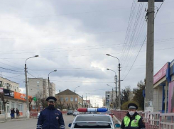 Беременную девушку, которой стало плохо на дороге, сопроводил в больницу Камышина полицейский патруль