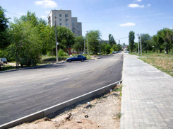 В Камышине новая дорога, наконец, «дотянулась» до ставшего популярным в жару фонтана на набережной