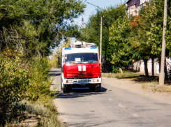 В Камышине сгорел гараж, а в  Камышинском районе - крыша дома, хозпостройка и баня, и все за один день