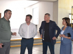 В Камышине Станиславу Зинченко презентовали светодиодный экран ДК «Текстильщик», а глава порекомендовал «немного увеличить темп»