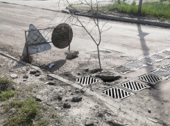 «Прогресс пошел!» - иронизируют камышане по поводу опасного места на дороге, у которого хотя бы появился предупреждающий знак