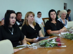 Ордена Мужества погибших героев из Камышинского района со слезами и гордостью приняли их вдовы, матери, отцы