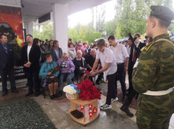В Камышине в политехническом колледже студенты принесли гору цветов к мемориальным доскам выпускникам, погибшим за Донбасс