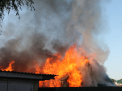 В Камышине на улице Средней загорелась баня и летняя кухня