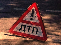  В Волгоградской области большегруз не почувствовал столкновения, а водитель легковушки погиб на месте, женщина и пятеро детей в больнице