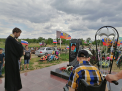 В Камышине по инициативе общественницы Светланы Ивченко - мамы погибшего участника СВО родные бойцов собрались на их могилах и помолились о героях