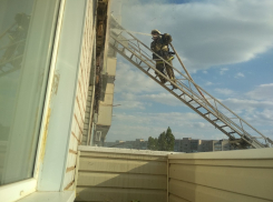 В охваченной пламенем и дымом квартире в высотке по улице Базарова началась операция по тушению пожара