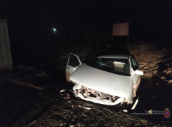 На дороге между Камышином и Котово водитель «ВАЗа» врубился в бетонную плиту и отправил к хирургам двух пассажиров