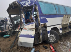 Еще один автобус с пассажирами разбился в Волгоградской области