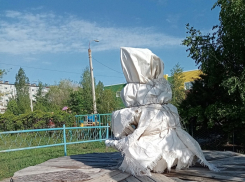 Камышане предлагают распаковать, наконец, уродливый «фонтан-мумию» на Каштановой аллее