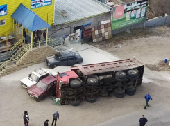 В Камышине в районе 11 квартала перевернулась фура с песком