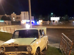 Камышане показали в соцсетях, как водитель легковушки врезался в ограждение у Комсомольской площади