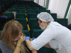 Для ревакцинации от коронавируса рядовым камышанам предлагают только «Спутник V», а чиновникам  - на выбор и однокомпонентный «Спутник Лайт»