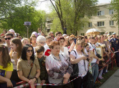 Камышане обращают внимание властей города, что парады на площади Павших борцов смотреть крайне неудобно