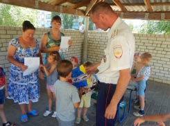 В Камышине дети из детского дома подарили сотрудникам Госавтоинспекции свои рисунки