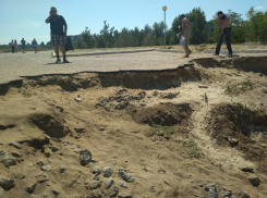 Уродливая промоина не дает камышанам пройти на пляж, который числится в рапорте администрации полностью подготовленным к купальному сезону