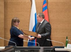 Губернатор Андрей Бочаров заявил, что в необходимости вакцинации можно убеждать только собственным примером