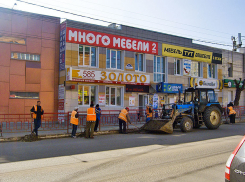 В Камышине рабочие бригады благоустройства вычищают прибодюрные участки дорожного полотна