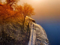 Почему камышан так тянет размалевывать именно плиты набережной и мост?