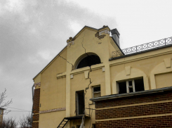 «В Камышине известный ничейный «домик» на улице Пролетарской еще не развалился, но вот-вот развалится, ой!» - камышанка