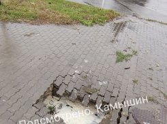 Камышане в соцсетях борются с опасным «провалом» на тротуаре