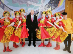 По какому случаю спикер Волгоградской областной думы Александр Блошкин сфотографировался в окружении камышинских красавиц-танцовщиц